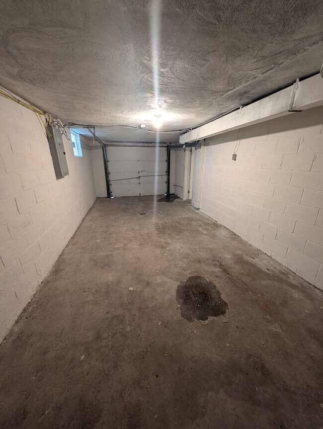 Building Photo - Newly Renovated 2Bd/2Bath Home with Bonus Room -- Available NOW!