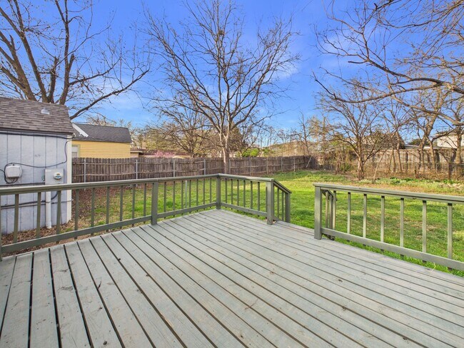 Building Photo - 1307 NW Maple Ave