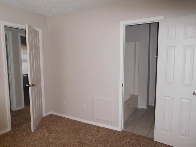 Building Photo - 5728 S Vancouver Ave