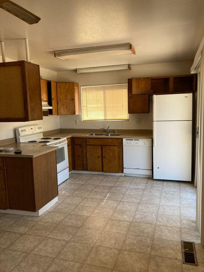 Building Photo - **READY FOR MOVE IN** 3 Bedroom/2 Bath Single Story Home