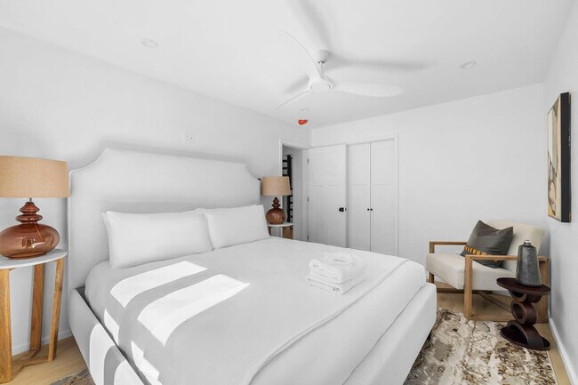 Building Photo - 2701 Bumble Bee Dr