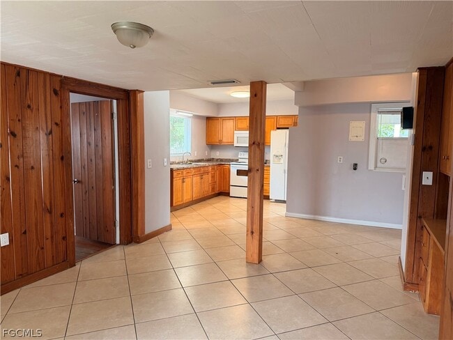 Building Photo - 2114 Dora St