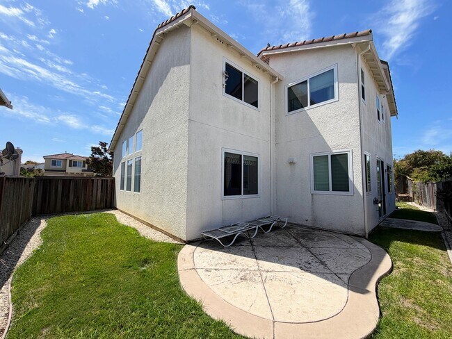 Building Photo - 720 Legends Pl