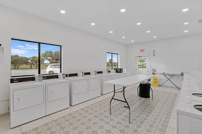 Building Photo - Charming 1BR plus bonus room, 2 full bath ...