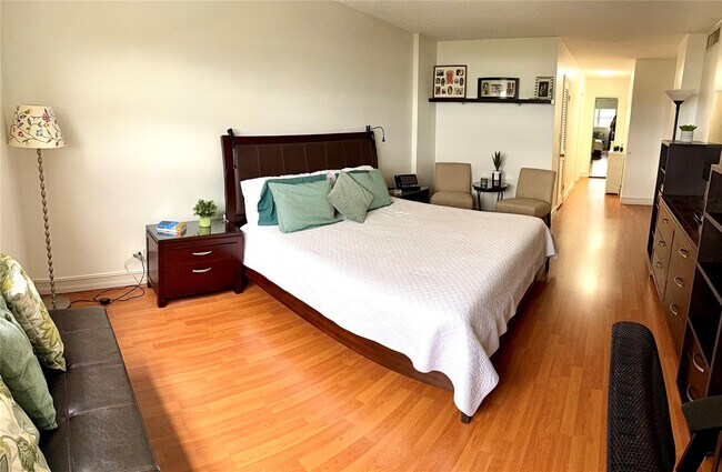 Building Photo - 800 NE 195th St