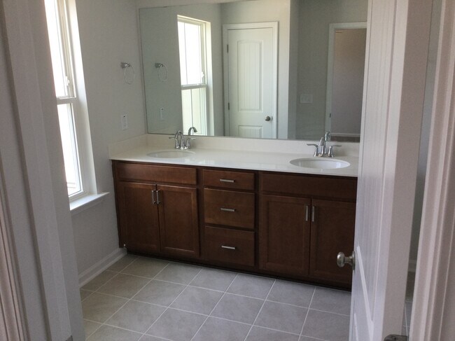 Master bathroom - 208 Hickory Plains Rd