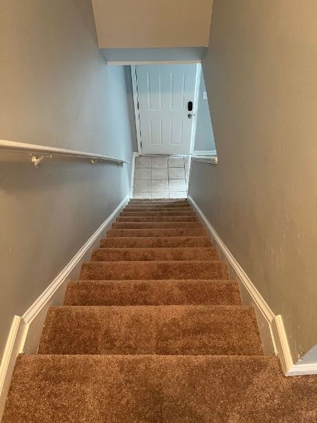 Building Photo - 2 STORY TOWNHOME NEAR THE OCEAN FRONT