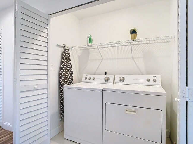 Building Photo - Vineland Road, Orlando, FL 32811 - 2 BR 2.5 BA townhouse