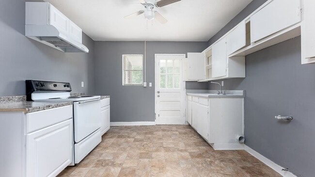 Building Photo - Centrally Located 2 bedroom 1 bathroom!!