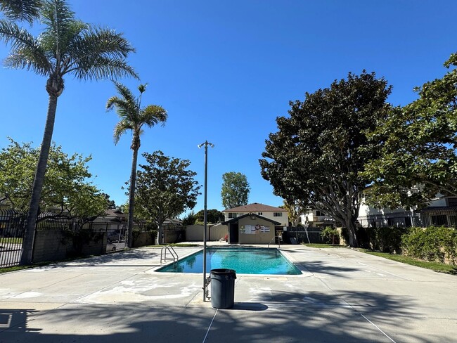 Building Photo - Remodeled McKeon Townhome