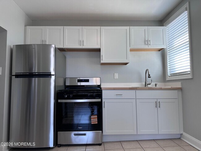 Building Photo - 404 Main St