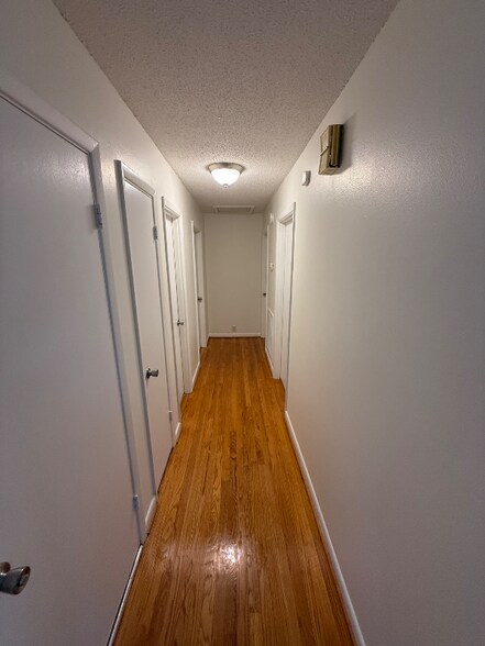 Building Photo - 8912 Bayview Dr