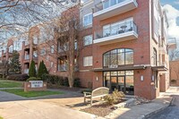 Building Photo - Charming 2-Bedroom Corner Condo in Dilworth!