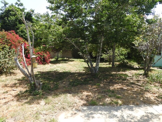 Building Photo - 2Bed 2Bath, Huge yard, PB location