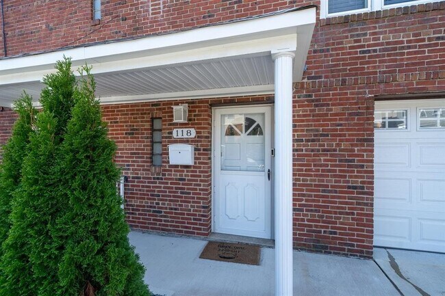 Building Photo - 118 W 46th St