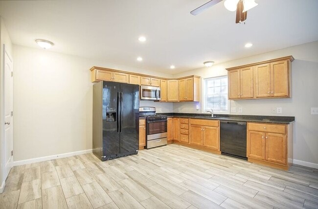 Building Photo - 160 Goodwin St