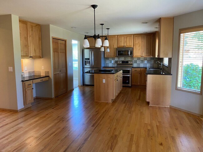 Building Photo - Wonderfully maintained home in quiet neigh...