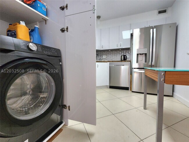 Building Photo - 2030 S Ocean Dr
