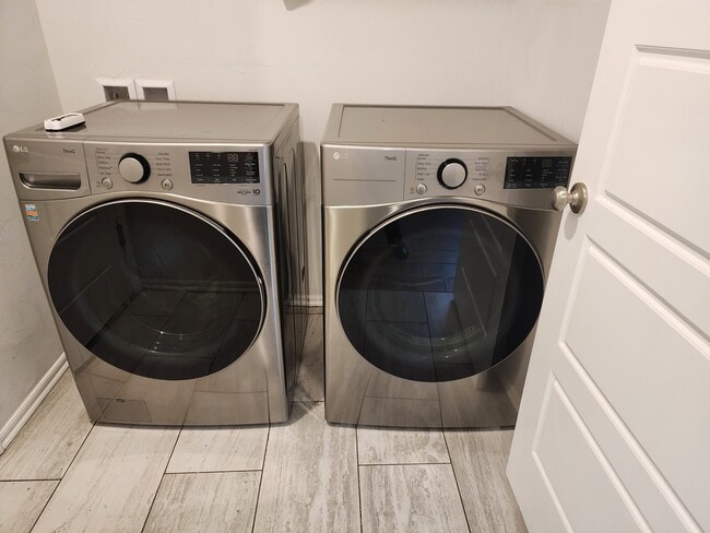 Building Photo - 4617 Emerald Knoll Rd