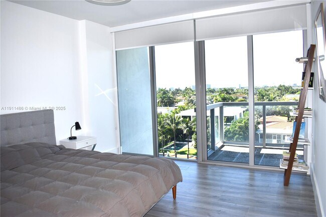 Building Photo - 9940 W Bay Harbor Dr