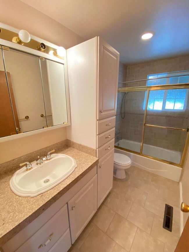 Building Photo - 3 Bed 2 Bath Single Family Home In Concord