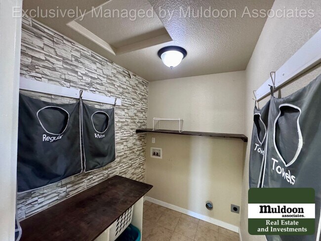 Building Photo - Spacious 5 Bedroom, 3.5 Bath Home with 3-Car Garage, and Pet-Friendly Living in 80925!