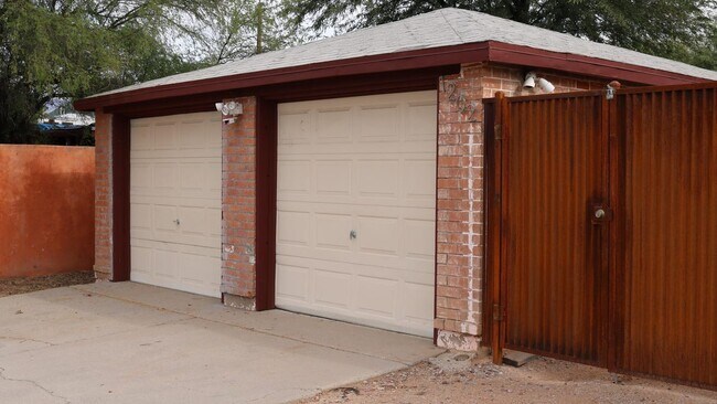 Building Photo - 1202 N Tucson Blvd