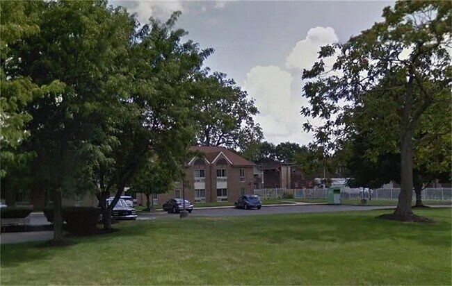 Primary Photo - 1801 N Broadway St