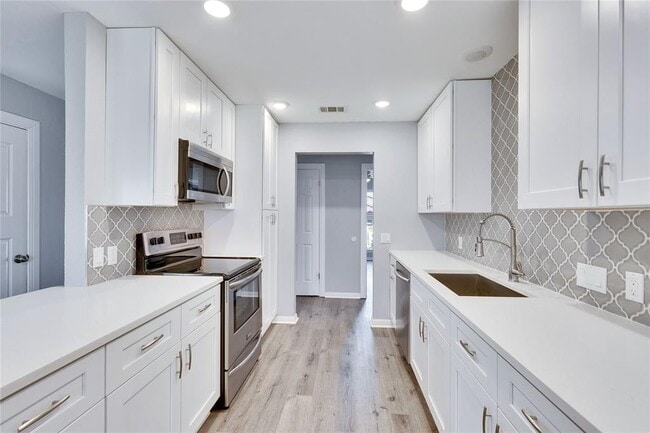 Building Photo - 1712 W Mesa Park Dr