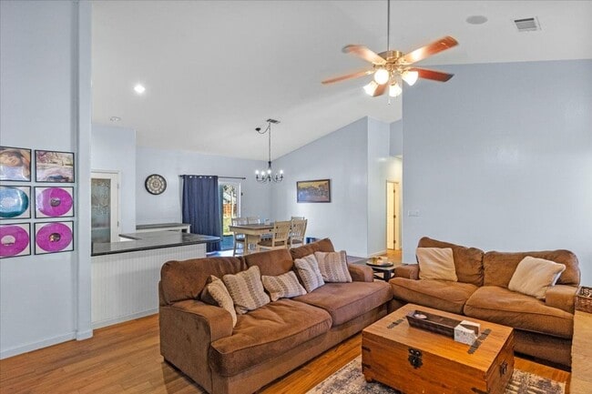 Building Photo - Stallion Springs Home!