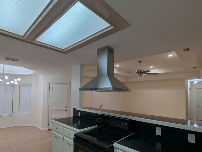 Building Photo - 2305 E 27th St