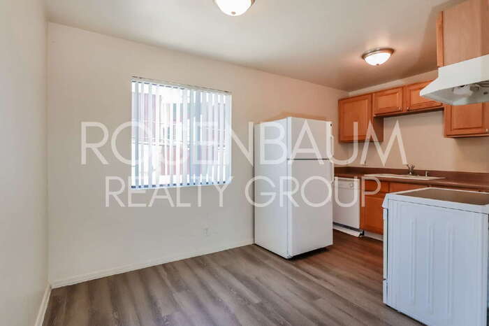 Building Photo - 455 W Kelso St