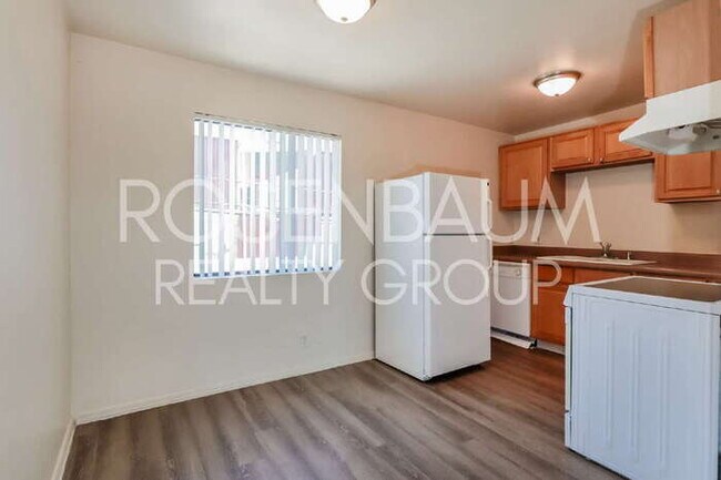 Building Photo - 455 W Kelso St