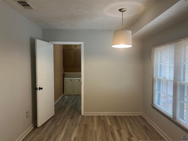 Building Photo - 409 Forest Lake Dr