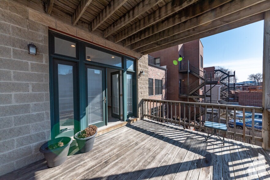 Building Photo - 2338 N Greenview Ave