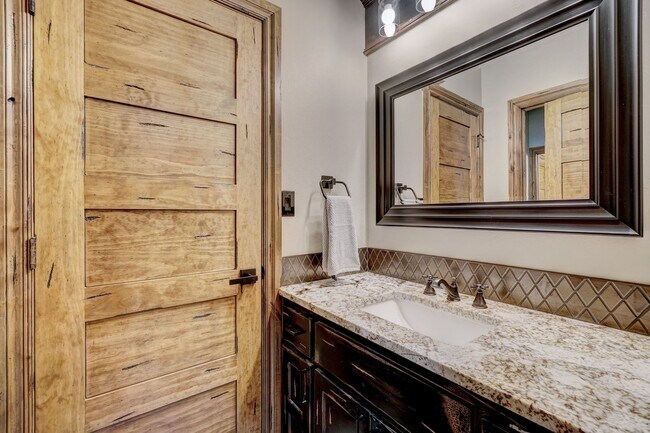 Building Photo - 4009 NE Realtree Dr