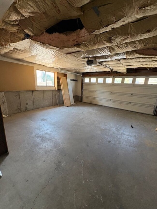 Building Photo - 3 Bedroom / 2 Bath Home in Kearns!