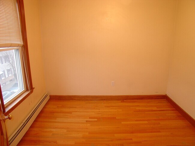 Building Photo - 527 E 3rd St