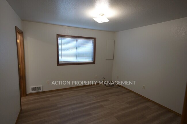 Building Photo - 2 bed 2 bath 1 car garage in Sequim