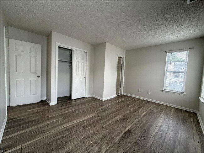 Building Photo - 5608 Tourmaline Ct