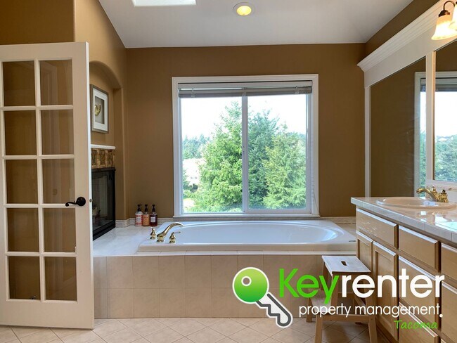 Building Photo - Luxurious House in North East Tacoma!!