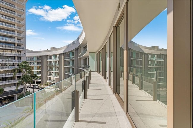 Building Photo - 5 Grove Isle Dr