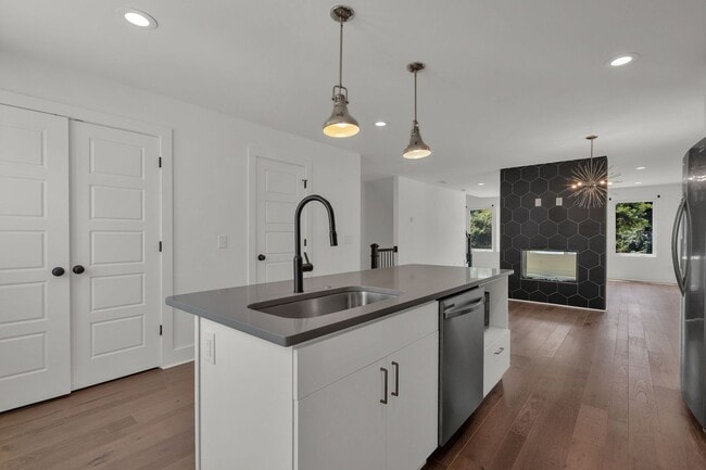 Building Photo - Modern Living In East Nashville!