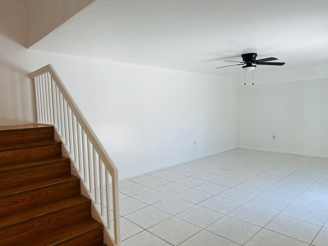 Building Photo - 736 7th Way