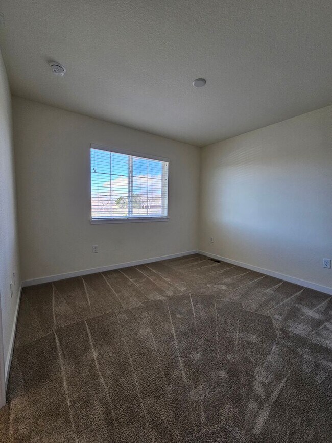 Building Photo - Like new 2Bed, 2.5 Bath with Den/Office To...