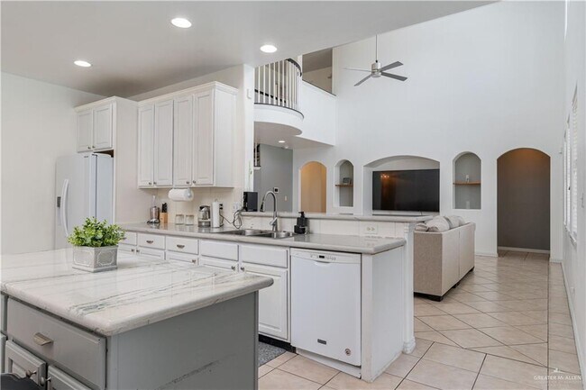 Building Photo - 31 El Jardin St