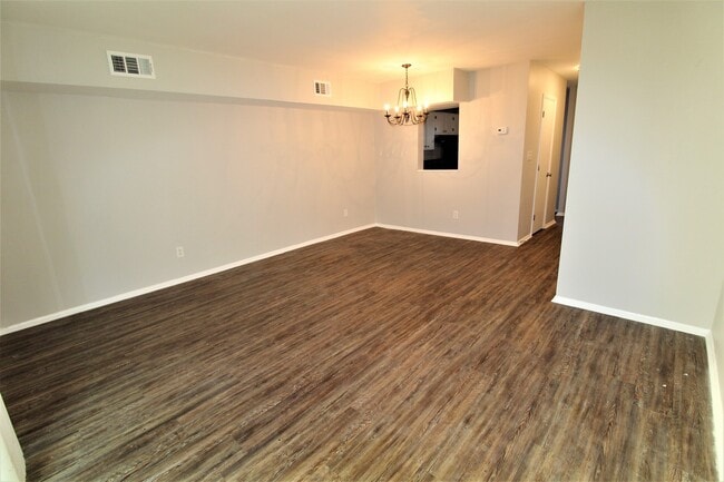 Building Photo - 2 Bedroom Townhome in Cotswold!
