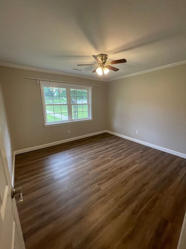 Building Photo - Waterfront Home!