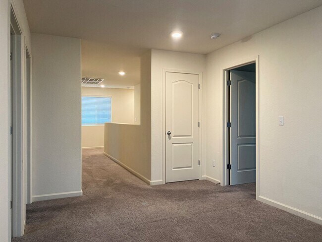 Building Photo - Spacious 4 bedroom/2 bath home waiting to ...