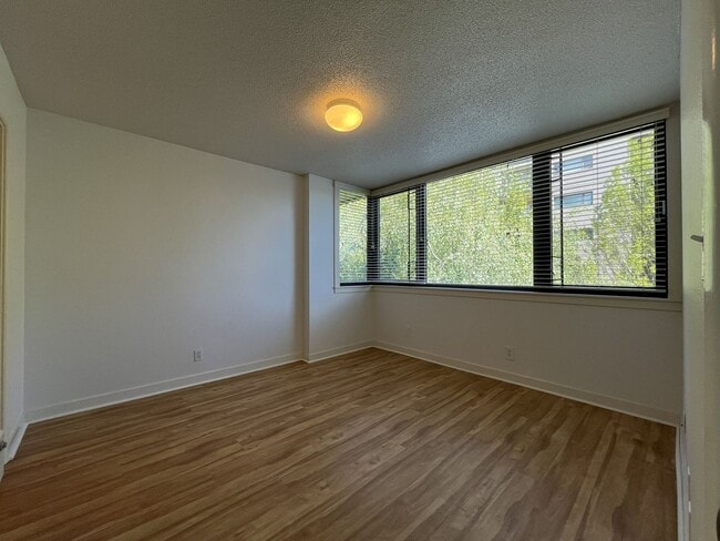Building Photo - 1Bd/1Ba Home in Goose Hollow neighborhood ~ Secured Garage Parking and Additional Storage Unit!!!